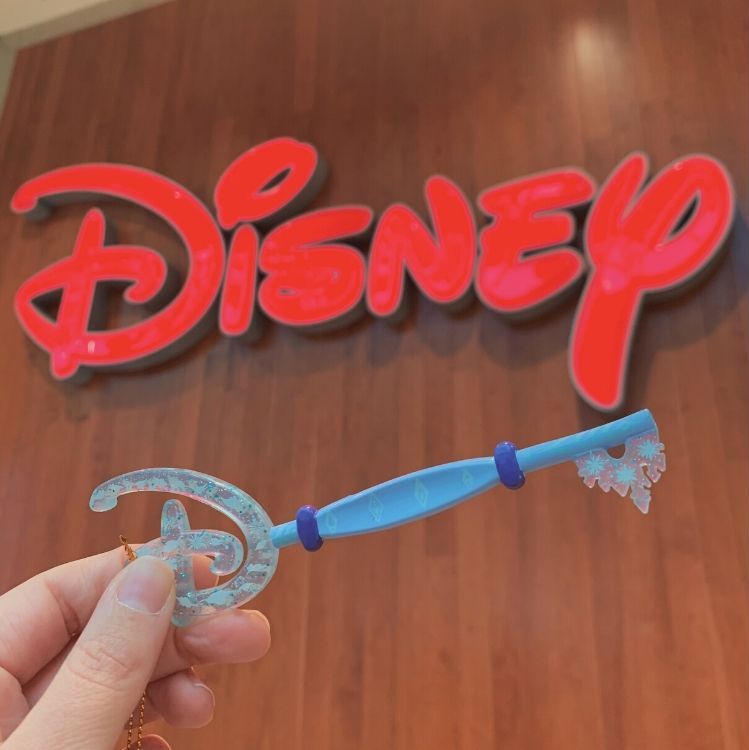 Disney Store Key Frozen
